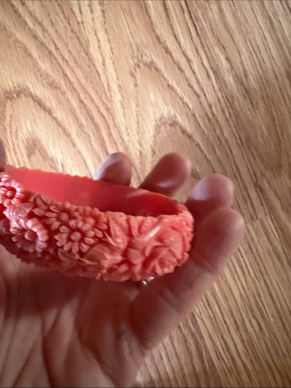 VINTAGE CORAL DETAILED CARVED FLORAL RESIN BANGLE BRACELET - Picture 2 of 8
